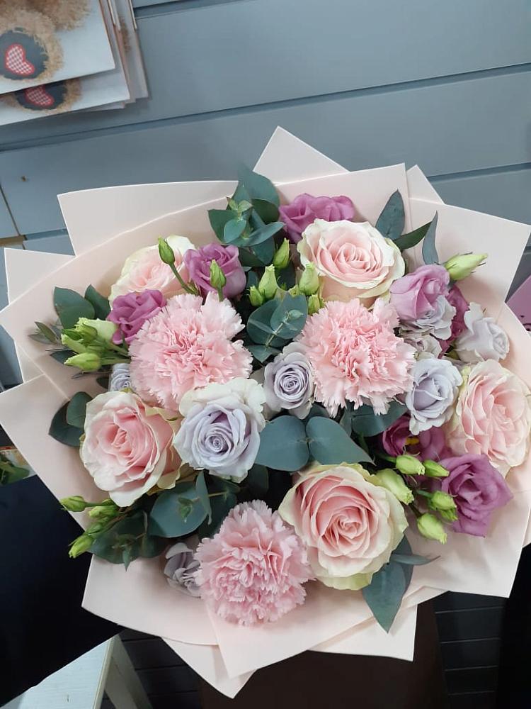 Букет цветов из: Розы, Гвоздики и Лизиантусы в Есипово