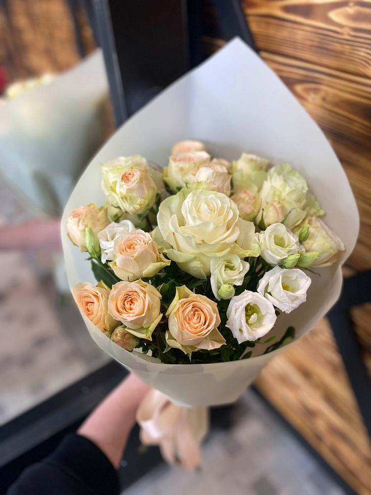 Букет цветов из: Розы и Лизиантусы в Есипово